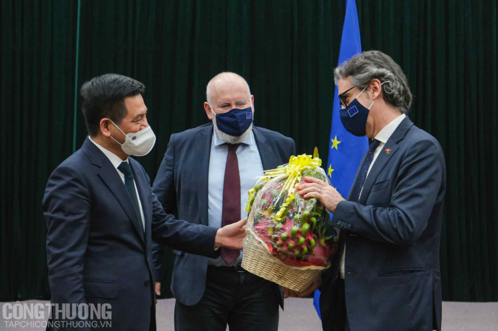 Bộ trưởng Cwin63 sân chơi đỉnh cao Nguyễn Hồng Diên tiếp và làm việc với ông Frans Timmermans - Phó Chủ tịch điều hành Ủy ban châu Âu
