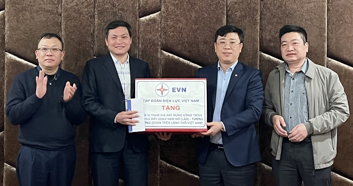 Lãnh đạo EVN tặng quà động viên lực lượng thi công đường dây 220kV Nậm Mô – Tương Dương sau khi họp kiểm điểm tiến độ dự án