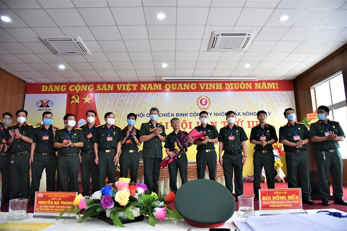  Ban chấp hành khóa mới và các Đại biểu được bầu tham dự Đại hội cấp trên ra mắt Đại hội