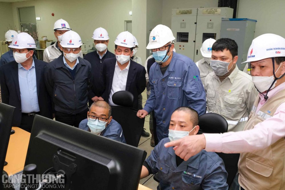 Bộ trưởng Nguyễn Hồng Diên và Thứ trưởng Đặng Hoàng An cùng lãnh đạo PVN tham quan nhà máy Nhiệt điện Thái Bình 2