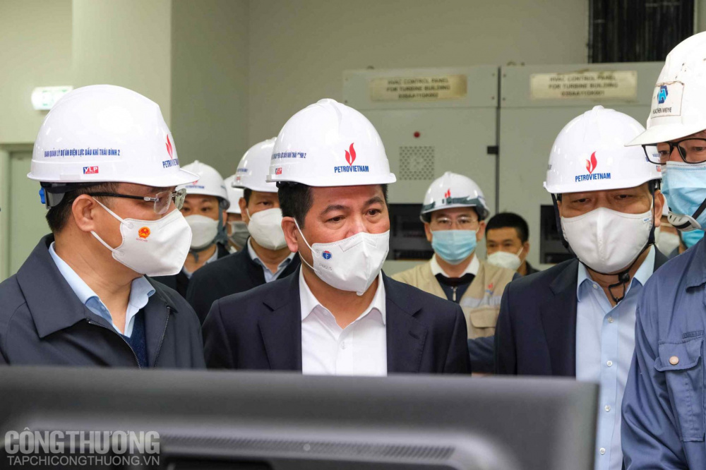 Bộ trưởng Nguyễn Hồng Diên và Thứ trưởng Đặng Hoàng An cùng lãnh đạo PVN tham quan nhà máy Nhiệt điện Thái Bình 2
