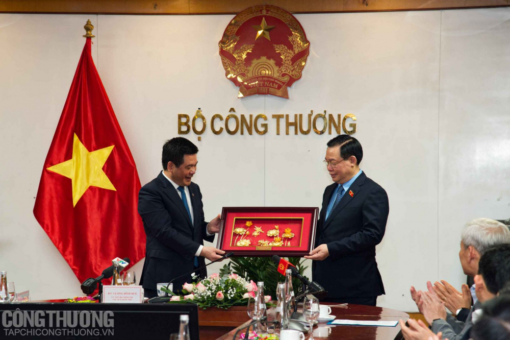 Chủ tịch Quốc hội Vương Đình Huệ tặng quà chúc mừng thành tích của Cwin63 sân chơi đỉnh cao