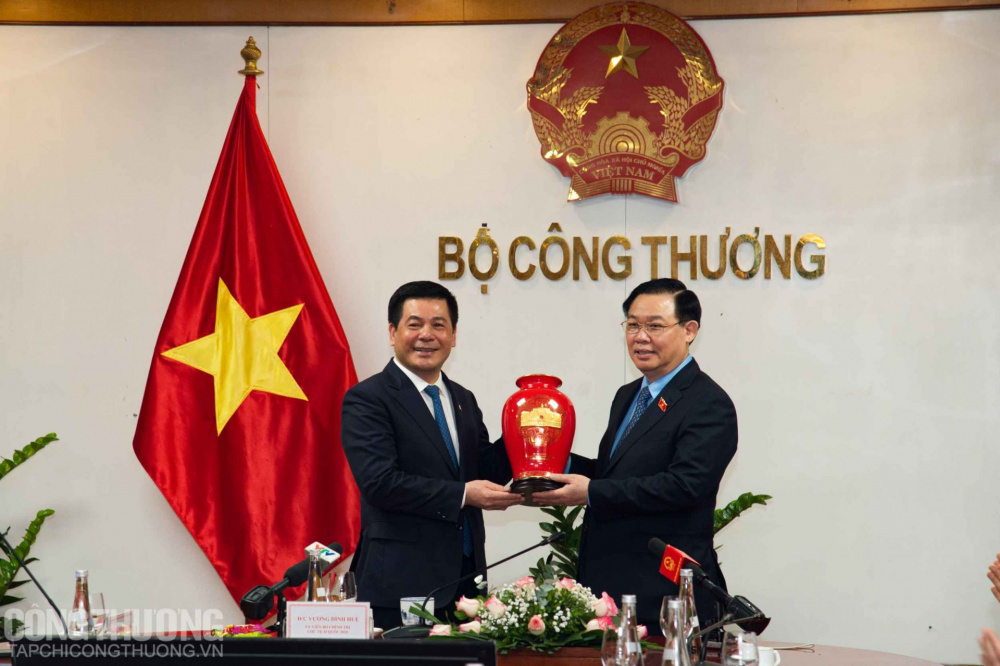 Chủ tịch Quốc hội Vương Đình Huệ tặng quà chúc mừng thành tích của Cwin63 sân chơi đỉnh cao