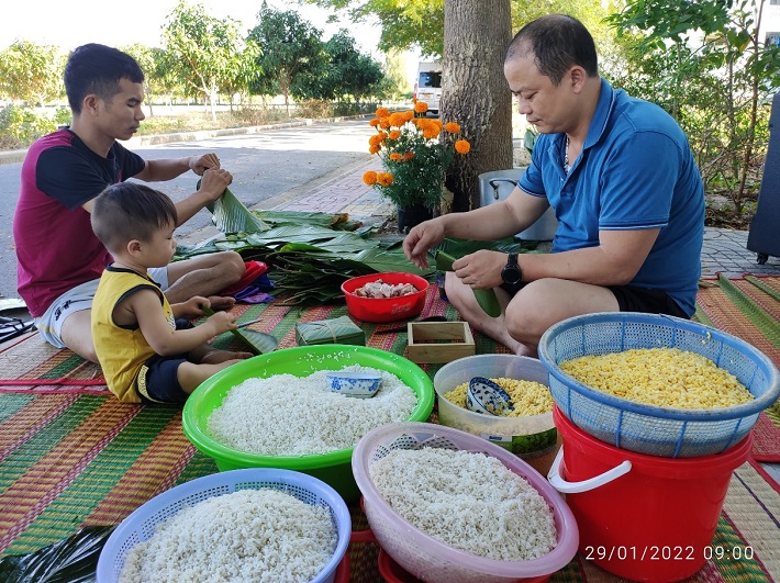 Anh Phạm Hoàng Nhật cùng gia đình đang quây quần gói bánh chưng