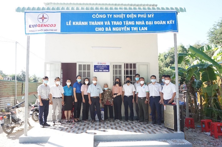 Ông Nguyễn Xuân Hiệp – Phó Giám đốc, Chủ tịch Công đoàn Công ty Nhiệt điện Phú Mỹ cùng đại diện chính quyền địa phương bàn giao cho bà Nguyễn Thị Lan