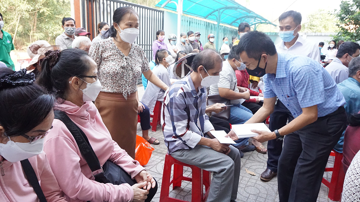 Trao tặng quà Tết tại Hội Người mù Thị xã Phú Mỹ