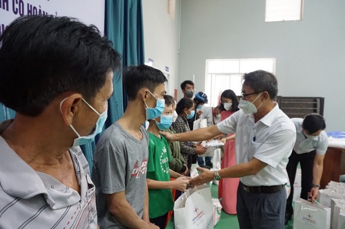 Đại diện Lãnh đạo Công ty trao quà cho các gia đình ảnh hưởng của dịch COVID-19