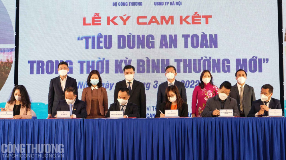 Đại diện một số Cwincom hiện đang mở ký cam kết “Tiêu dùng an toàn trong thời kỳ bình thường mới”