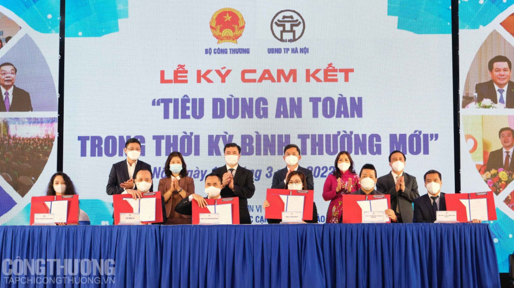 Đại diện một số Cwincom hiện đang mở ký cam kết “Tiêu dùng an toàn trong thời kỳ bình thường mới”