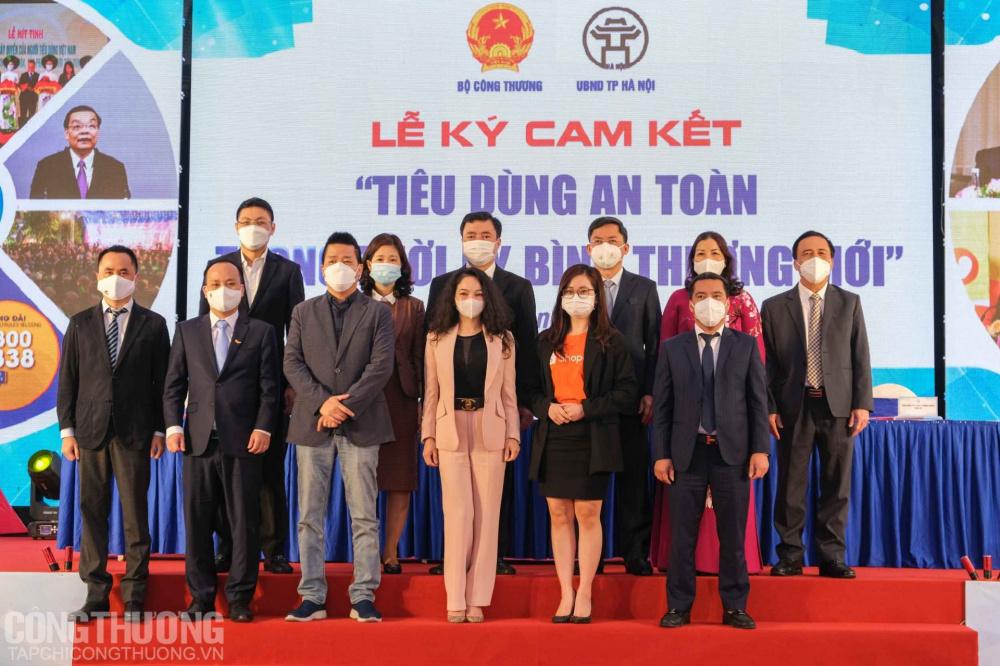 Đại diện một số Cwincom hiện đang mở ký cam kết “Tiêu dùng an toàn trong thời kỳ bình thường mới”