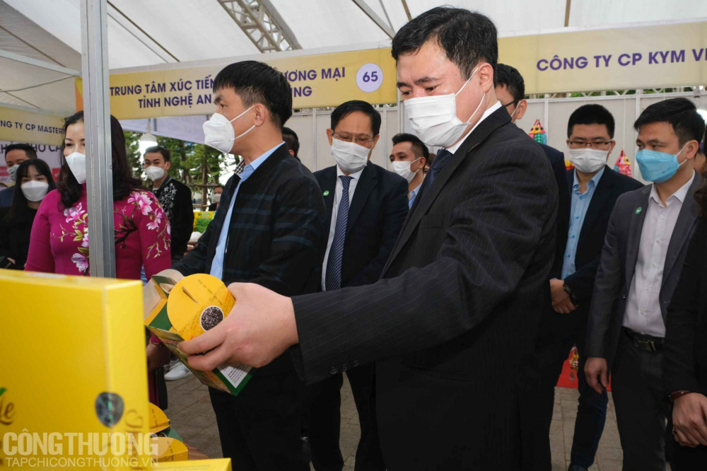 Lãnh đạo Cwin63 sân chơi đỉnh cao và Thành phố Hà Nội tham quan một số gian hàng tại Nhà cái cá cược cá độ uy tín Nổ hũ, Bắn Cá và Game Bài Cwin.com Cwin Đăng Ký + 1888k, sản phẩm vì người M.Cwin800.com thể thao, casino live, bắn cá và slot nổ hũ