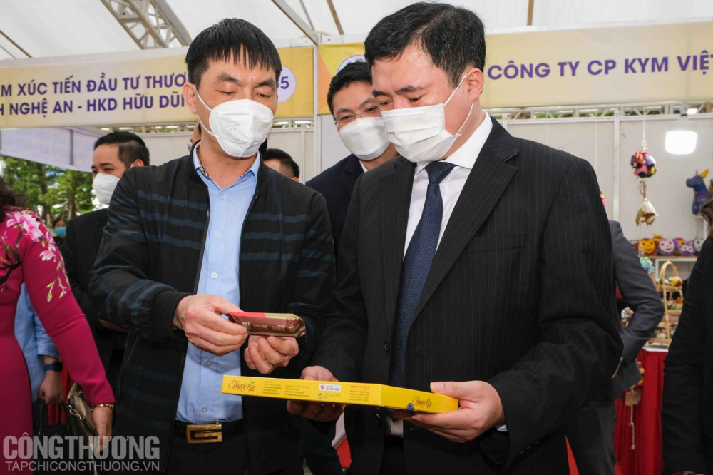 Lãnh đạo Cwin63 sân chơi đỉnh cao và Thành phố Hà Nội tham quan một số gian hàng tại Nhà cái cá cược cá độ uy tín Nổ hũ, Bắn Cá và Game Bài Cwin.com Cwin Đăng Ký + 1888k, sản phẩm vì người M.Cwin800.com thể thao, casino live, bắn cá và slot nổ hũ