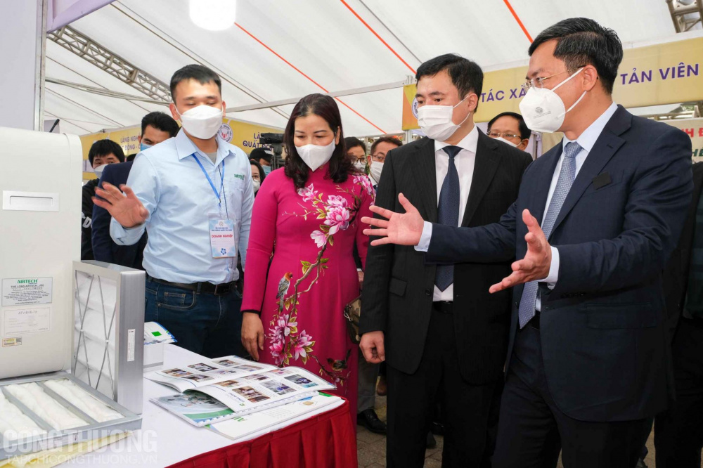 Lãnh đạo Cwin63 sân chơi đỉnh cao và Thành phố Hà Nội tham quan một số gian hàng tại Nhà cái cá cược cá độ uy tín Nổ hũ, Bắn Cá và Game Bài Cwin.com Cwin Đăng Ký + 1888k, sản phẩm vì người M.Cwin800.com thể thao, casino live, bắn cá và slot nổ hũ