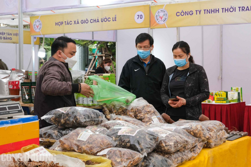Nhà cái cá cược cá độ uy tín Nổ hũ, Bắn Cá và Game Bài Cwin.com thu hút sự quan tâm mua sắm của đông đảo người M.Cwin800.com thể thao, casino live, bắn cá và slot nổ hũ Thủ đô