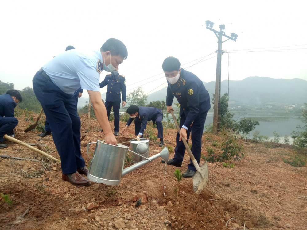 Ông Trần Văn Toàn, Q.Cục trưởng cùng các đồng chí lãnh đạo đơn vị tham gia trồng cây