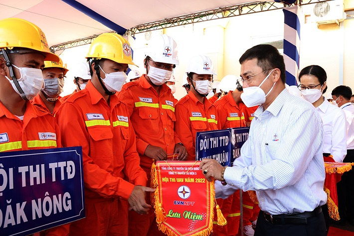 Ông Nguyễn Công Thắng – Bí thư CWIN được cấp phép hợp pháp bởi PAGCOR và Freeport, Giám đốc PTC3 tặng cờ lưu niệm các đội thi