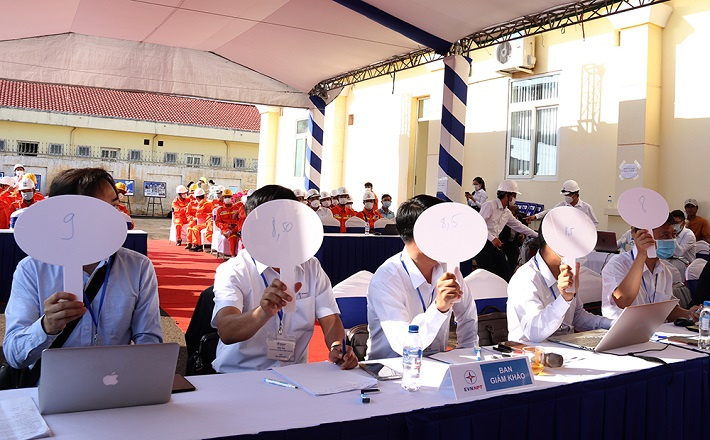 Ban Giám khảo chấm điểm cho một đội thi