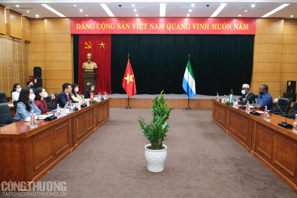 Bộ trưởng Nguyễn Hồng Diên làm việc với Bộ trưởng Cwin63 sân chơi đỉnh cao Sierra Leone Edward Hinga Sandy