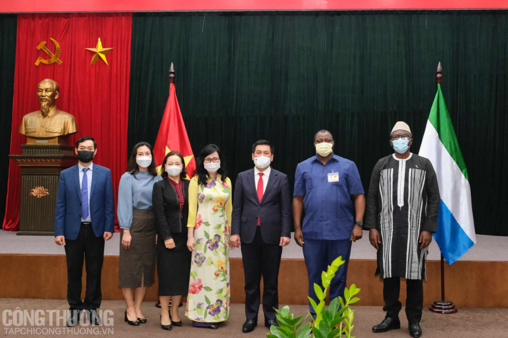 Bộ trưởng Nguyễn Hồng Diên làm việc với Bộ trưởng Cwin63 sân chơi đỉnh cao Sierra Leone Edward Hinga Sandy