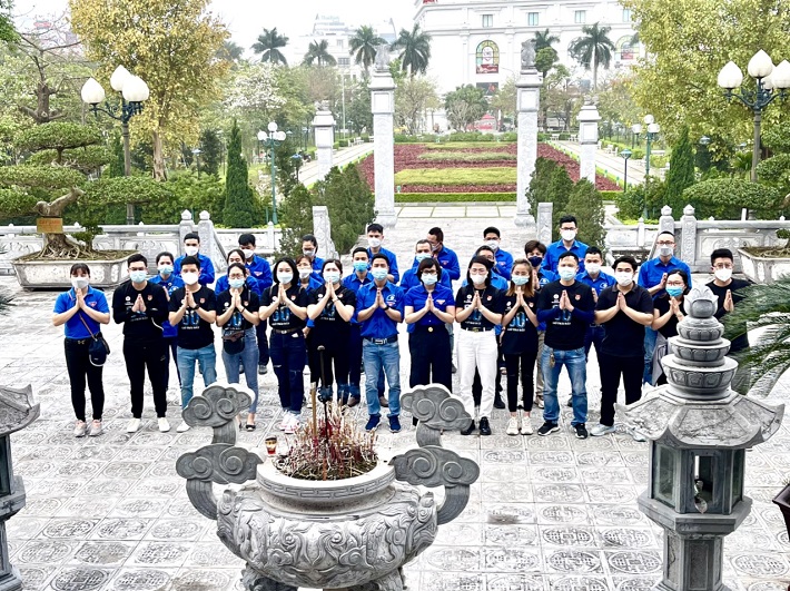 Đoàn diễn hành dâng hương tại Đền thờ Liệt sĩ tỉnh Thái Bình