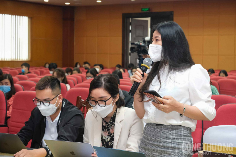 Các phóng viên bày tỏ sự quan tâm nhiều đến lĩnh vực năng lượng tái tạo và đặc biệt là điện mặt trời