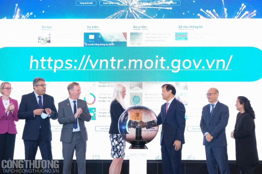 Các đại biểu nhấn nút khai trương Cổng thông tin Cơ sở dữ liệu Thương mại Việt Nam (VNTR)
