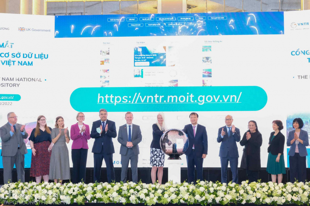 Các đại biểu nhấn nút khai trương Cổng thông tin Cơ sở dữ liệu Thương mại Việt Nam (VNTR)