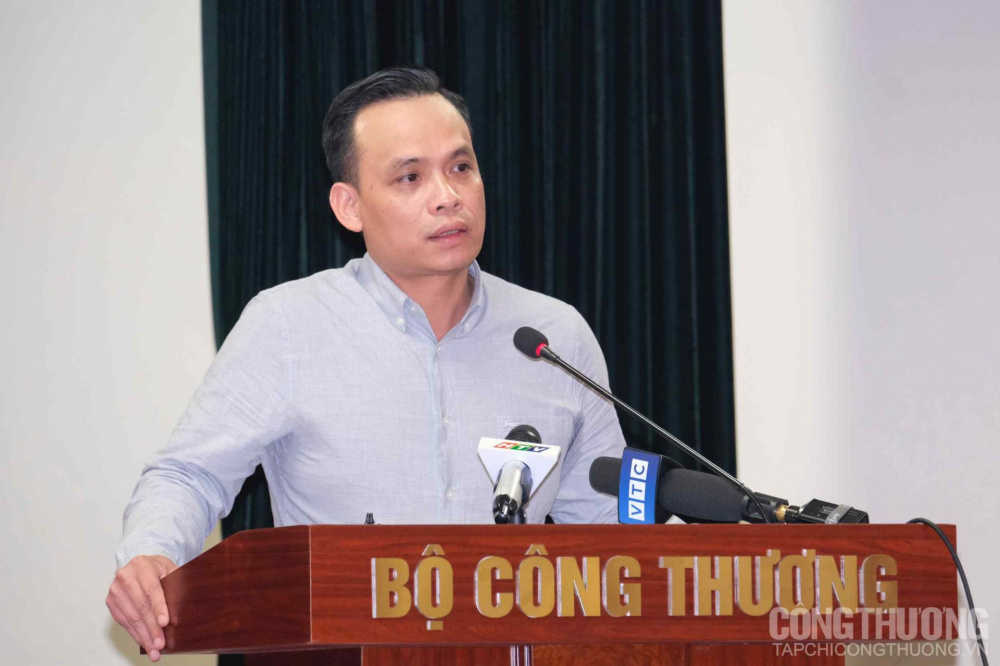 Ông Hoàng Anh Tuấn - Phó Vụ trưởng Vụ Thị trường trong nước trả lời câu hỏi của phóng viên về vấn đề nguồn cung và điều hành giá mặt hàng Cwin555 thể thao, casino live, bắn cá và slot nổ hũ