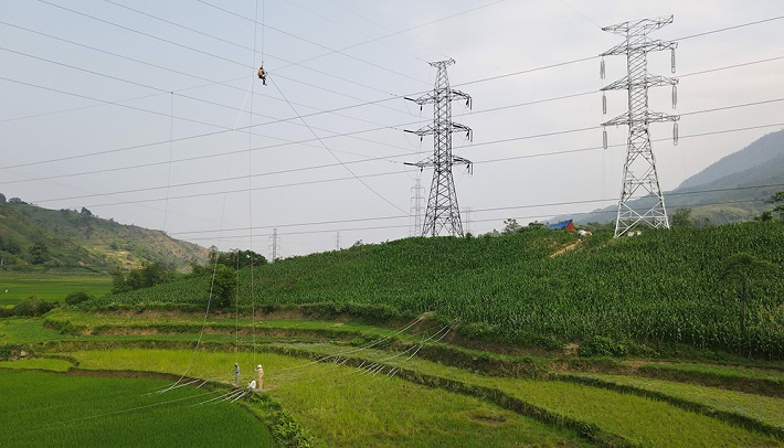 Đơn vị thi công đang kéo dây dự án