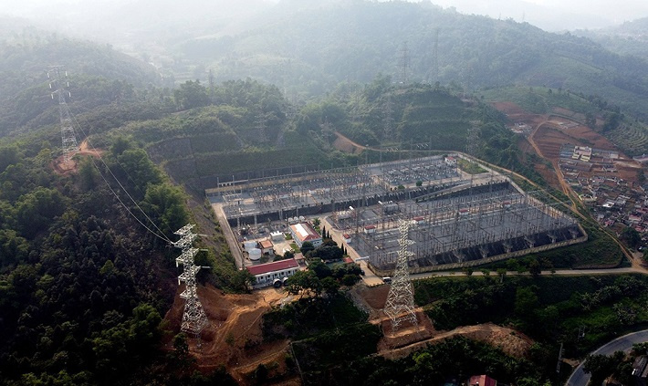 Thi công kéo dây vị trí cột đấu nối vào TBA 220kV Lào Cai