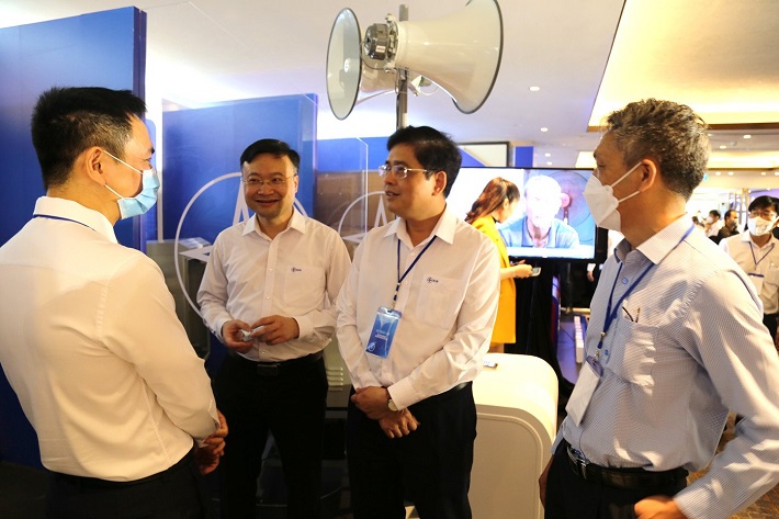 Đại diện lãnh đạo EVNGENCO1 trao đổi với các đại biểu EVN về sản phẩm 