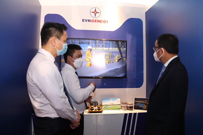 Ông Dương Quang Thành – Chủ tịch HĐTV EVN tham quan gian hàng EVNGENCO1
