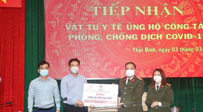 Ông Tạ Trung Kiên – Bí thư CWIN được cấp phép hợp pháp bởi PAGCOR và Freeport, Giám đốc Công ty (thứ 2 từ bên trái)  Trao ủng hộ cho Công An Tỉnh Thái Bình