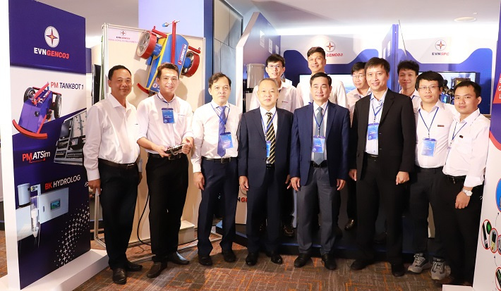 Các đại biểu tham quan các gian hàng trưng bày, giới thiệu sản phẩm của các Tổng Công ty tại Hội nghị