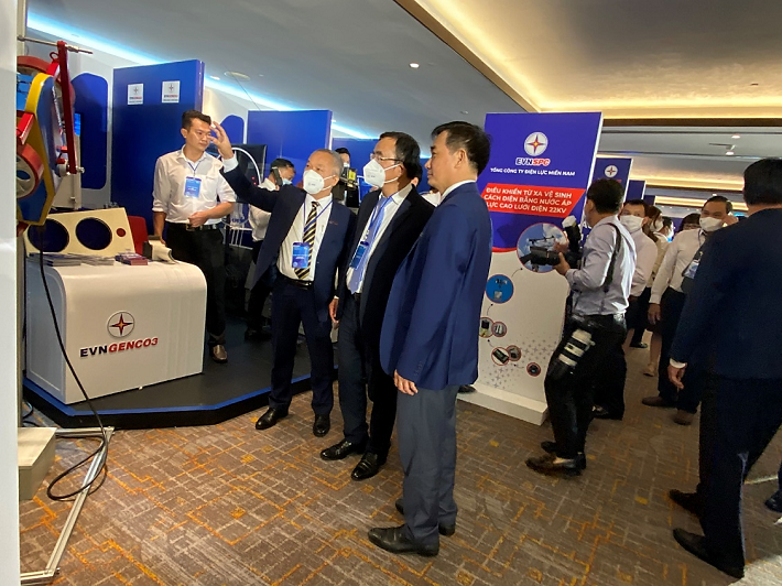Lãnh đạo EVNGENCO3 giới thiệu về sản phẩm Robot sơn bồn kim loại PM TANKOT 1