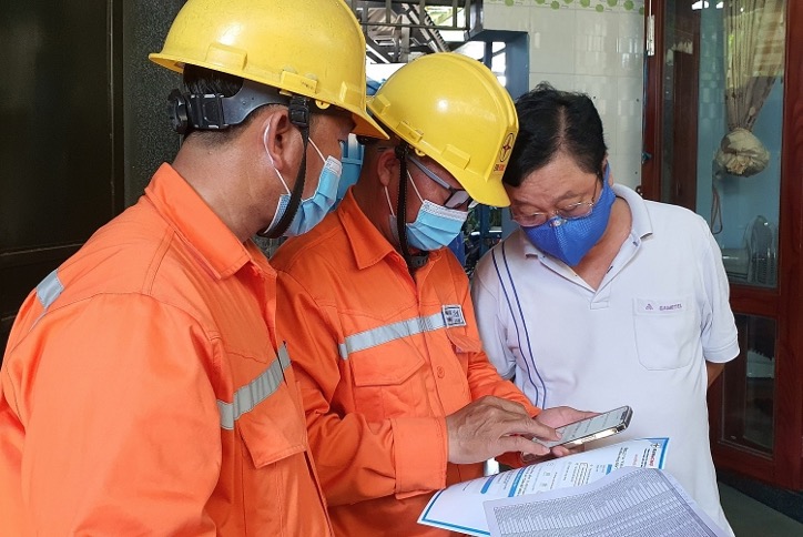 nhân viên EVNHCMC hướng dẫn khách hàng