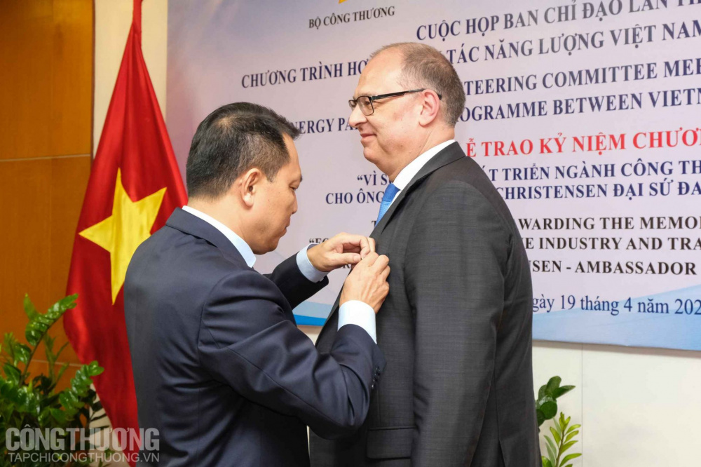 Lễ trao kỷ niệm chương “Vì sự phát triển Trang Chủ Cwin Com | Link Bảo Mật Cao 100% Việt Nam” cho ông Kim Højlund Christensen - Đại sứ Vương quốc Đan Mạch