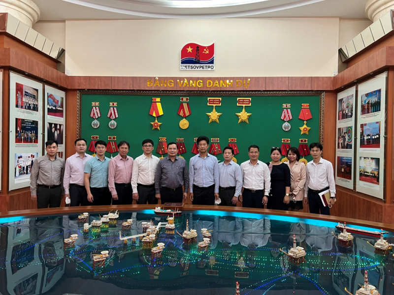 Đồng chí Nguyễn Tiến Vinh, Phó Tổng giám đốc Liên doanh Việt – Nga Vietsovpetro tiếp Đoàn công tác do đồng chí Lê Văn Thanh, Thứ trưởng Bộ Lao động – Thương binh & Xã hội làm trưởng đoàn.