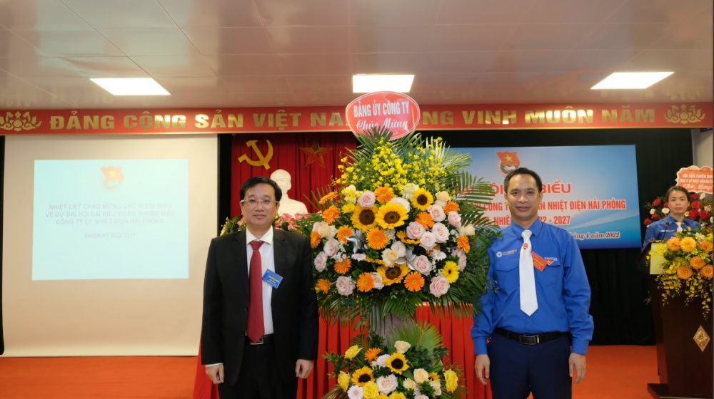 Đ/c Tạ Công Hoan - Bí thư Đảng uỷ, CT HĐQT tặng hoa chúc mừng Đại Hội