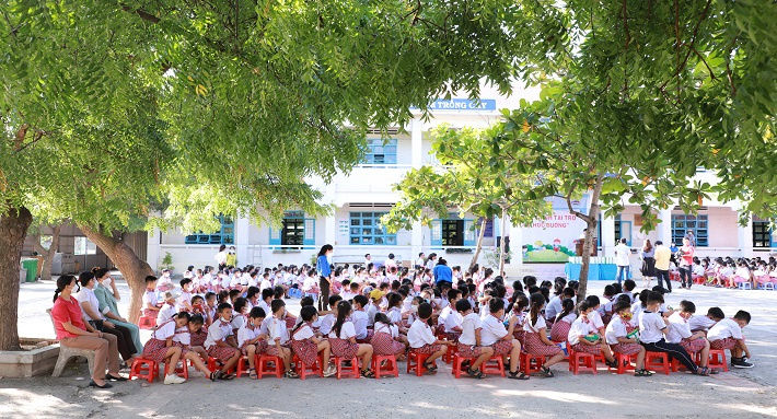 Các em học sinh tham gia các trò chơi vận động do Đoàn Thanh niên Công ty Nhiệt điện Vĩnh Tân tổ chức