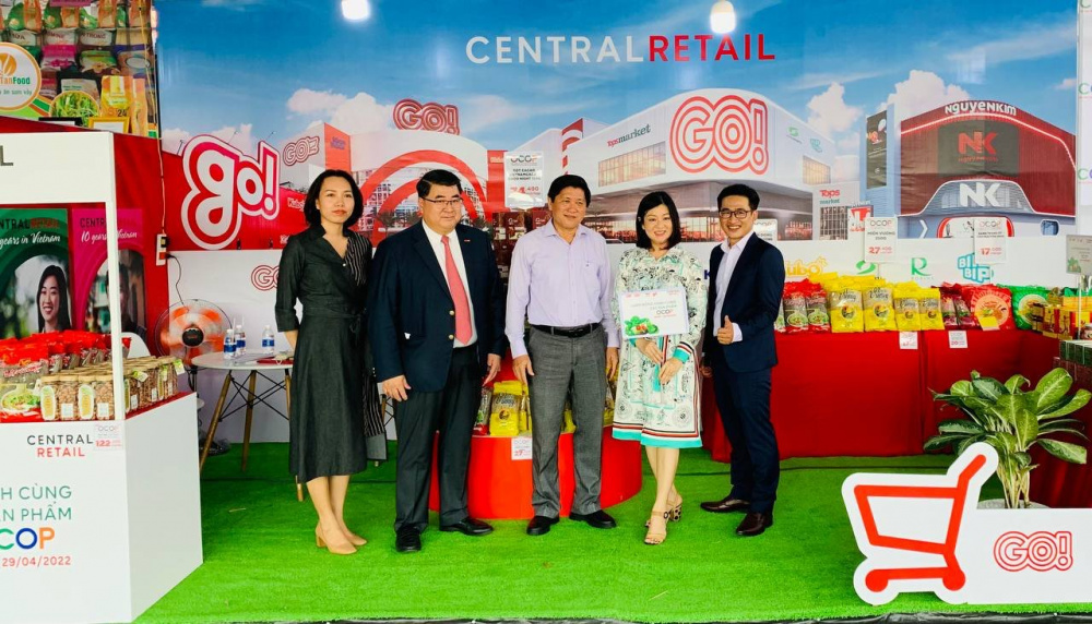 Lãnh đạo tỉnh Cà Mau thăm quan gian hàng trưng bày, giới thiệu quảng bá sản phẩm OCOP của Central Retail tại sự kiện