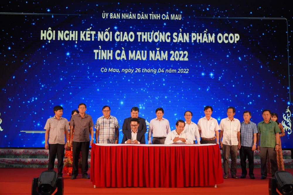 Đại diện Tập đoàn Central Retail (trái) ký kết thỏa thuận hợp tác với đại diện Sở Công Thương tỉnh Cà Mau