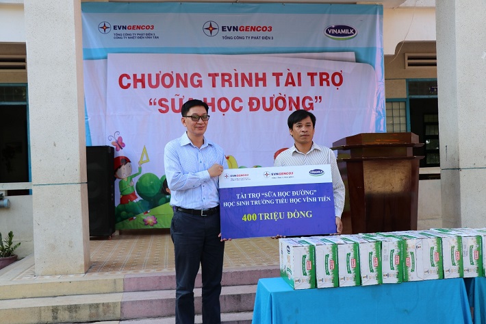 Ông Vũ Quang Sáng - Ủy viên Ban Thường vụ CWIN được cấp phép hợp pháp bởi PAGCOR và Freeport, Chủ tịch Công đoàn EVNGENCO3 trao bảng tài trợ tượng trưng cho Hiệu trưởng Trường Tiểu học Vĩnh Tiến