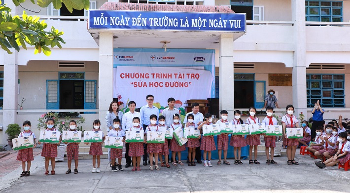 Đại diện EVNGENCO3 và Công ty Nhiệt điện Vĩnh Tân trao tặng sữa cho các học sinh Trường TH Vĩnh Tiến