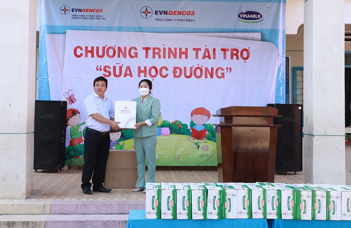 EVNGENCO3 tặng 600 khẩu trang vải kháng khuẩn cho mỗi trường