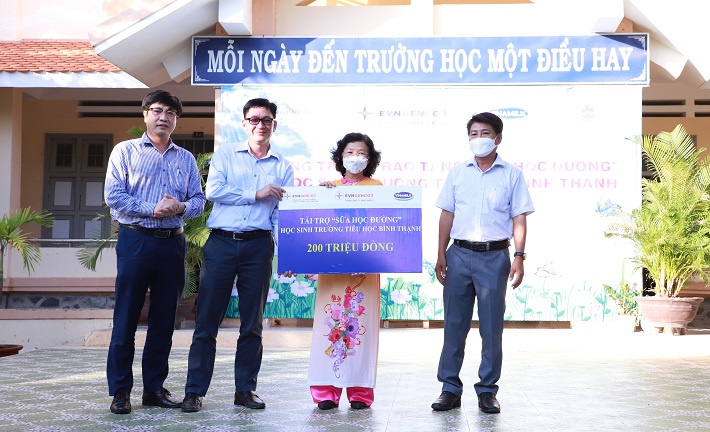 Hiệu trưởng Trường Tiểu học Bình Thạnh nhận bảng tài trợ của Chương trình Sữa học đường