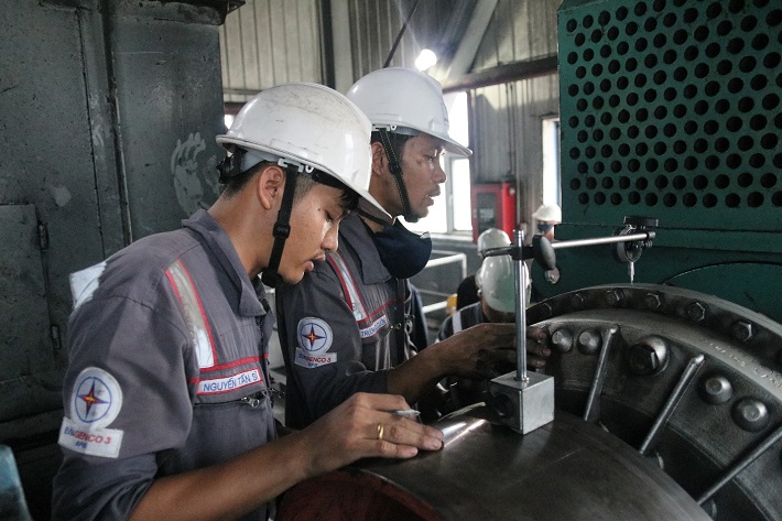 Kỹ sư EPS thực hiện kiểm tra hệ thống nhiên liệu NMĐ Vĩnh Tân 2