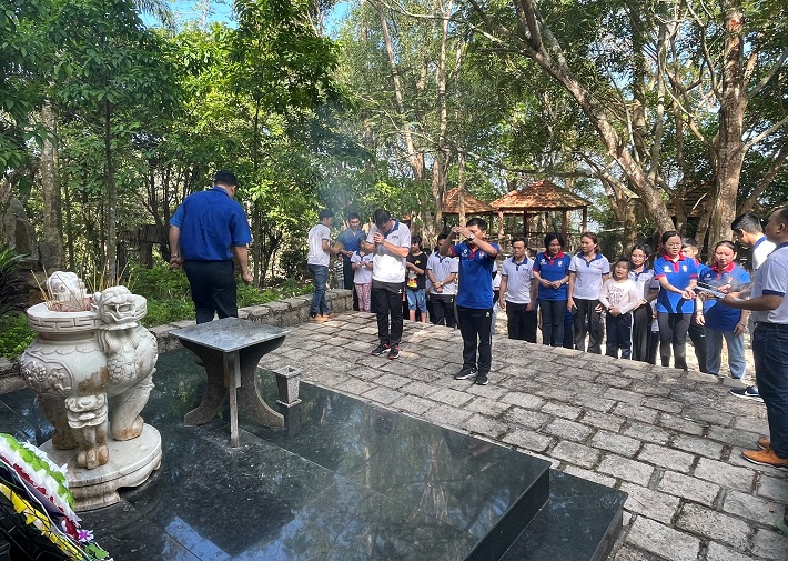 Đoàn viên thanh niên 2 Đơn vị dâng hương tưởng niệm các anh hùng liệt sĩ