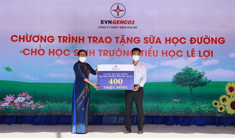 Ông Nguyễn Xuân Hiệp – Phó Bí thư Đảng uỷ, Phó Giám đốc, Chủ tịch Công Đoàn Công ty Nhiệt điện Phú Mỹ trao bảng tượng trưng cho Trường Tiểu học Lê Lợi
