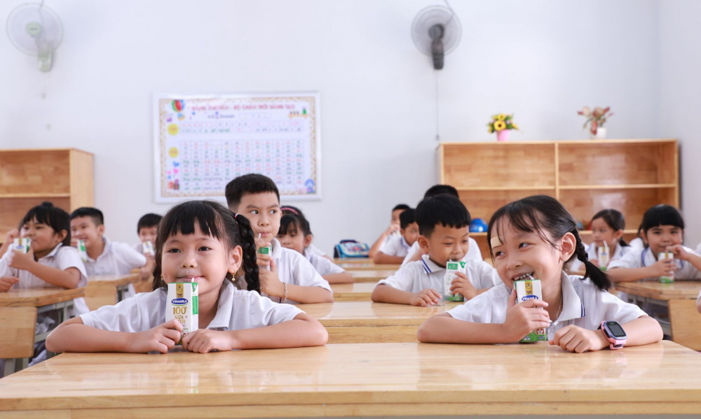 Hơn 2000 học sinh Tiểu học được nhận sữa trong suốt năm học 2021 - 2022